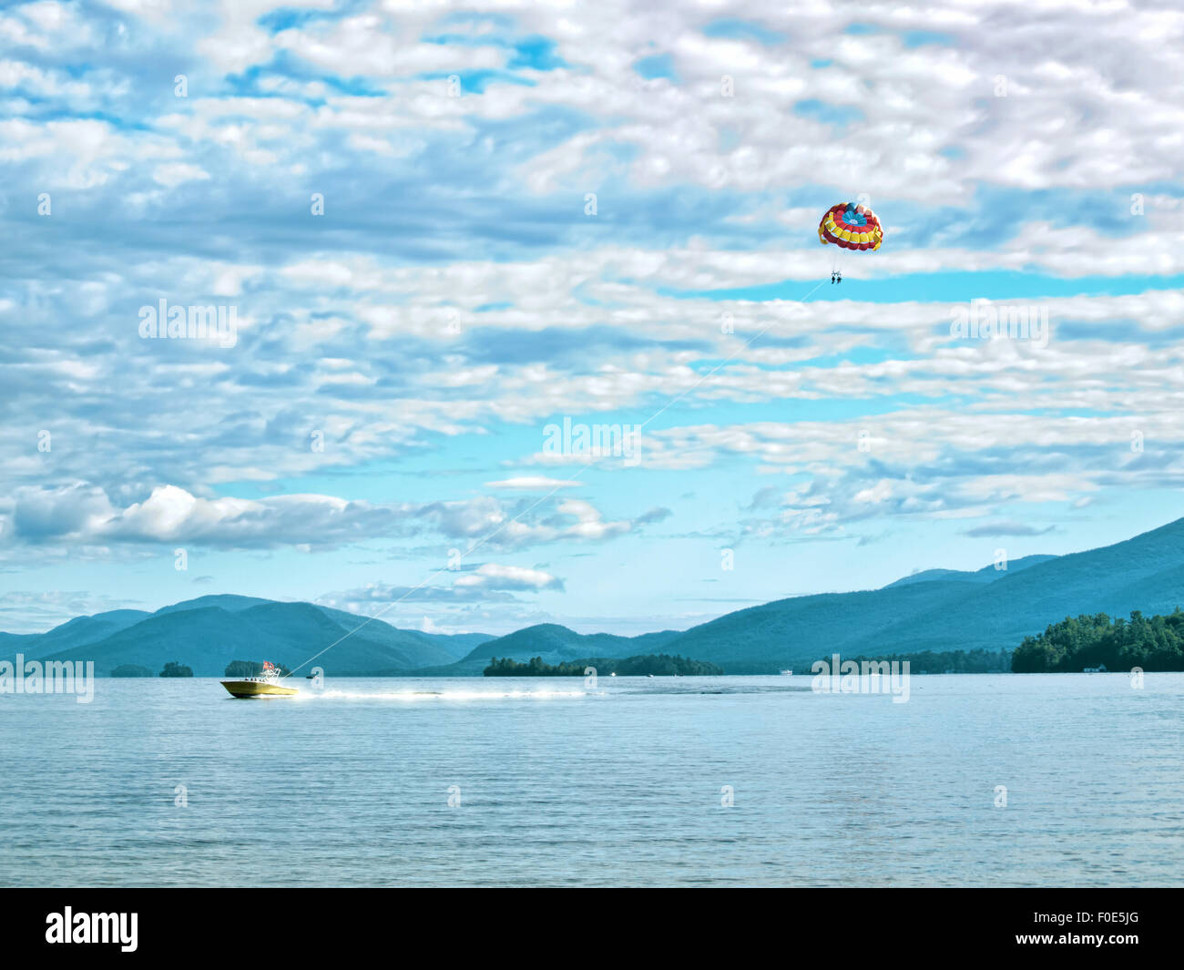 La gente para-sailing su Lake George, New York, Agosto 2015 Foto Stock