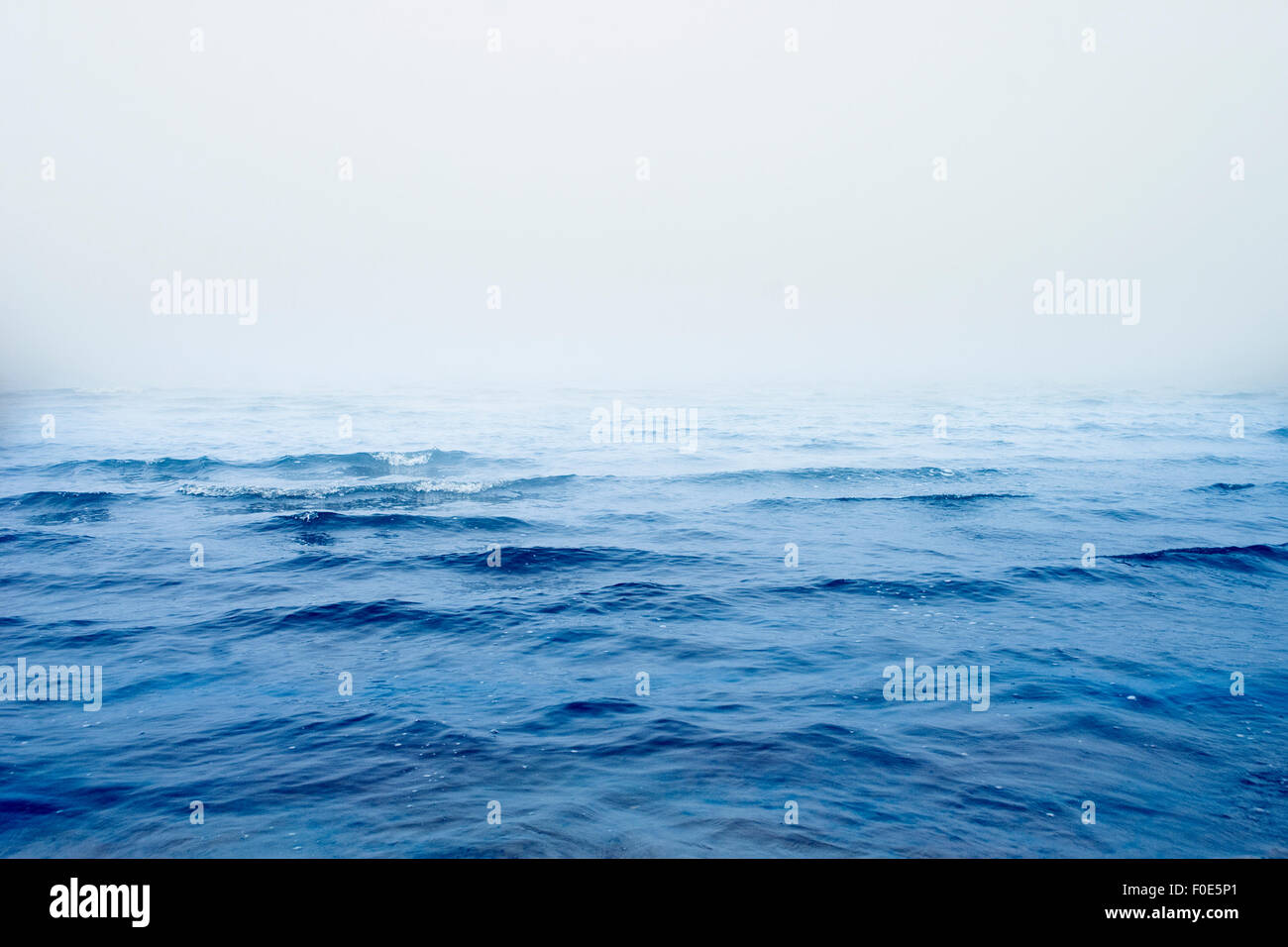 Acqua fredda e l'orizzonte invisibile Foto Stock