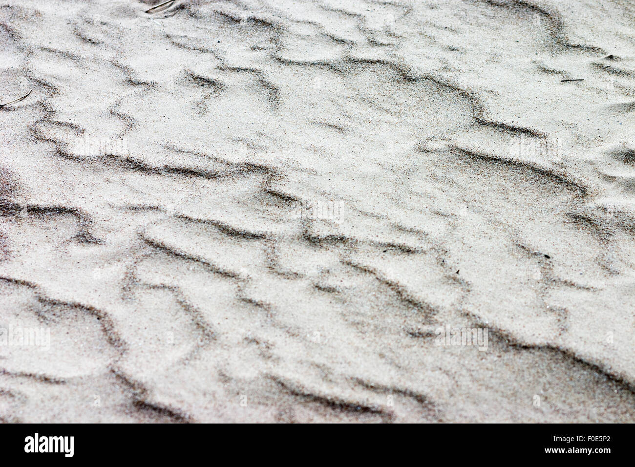 Delicato pattern di onde sulla spiaggia di sabbia Foto Stock