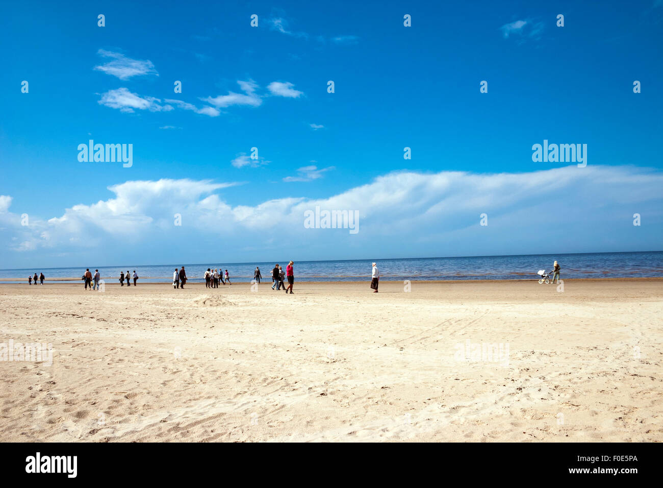 La gente camminare sulla spiaggia di Jurmala, Lettonia Foto Stock