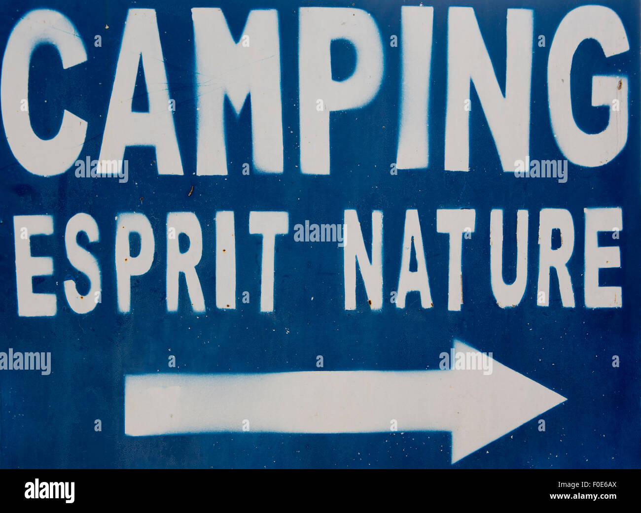 Illustrazione raffigurante un blu e bianco segno con la natura di un concetto di campeggio scritto in francese. Si dice "Camping natura dello spirito" Foto Stock