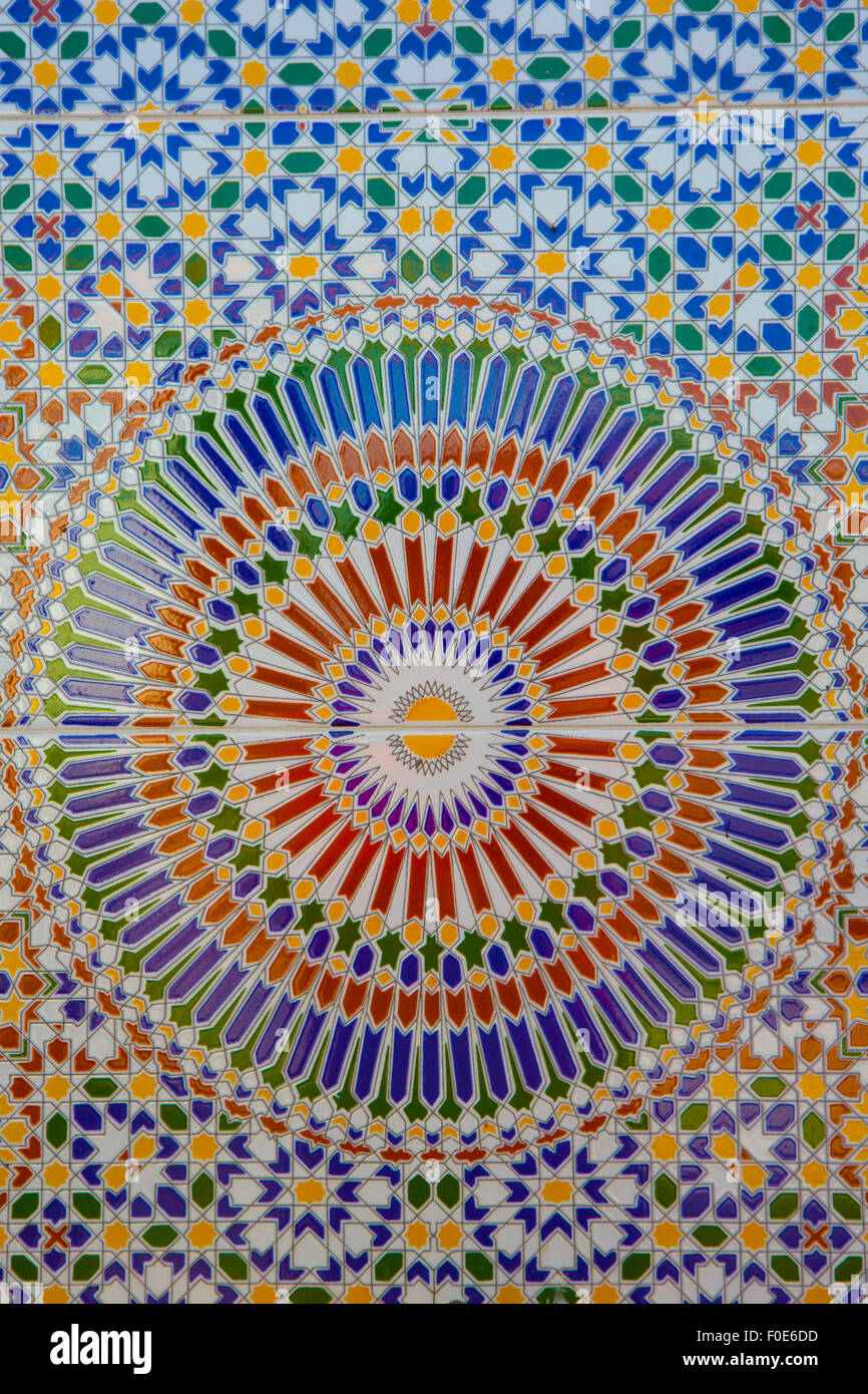 Bel dettaglio di un islamico pavimento a mosaico che mostra la bellezza di Arte Islamica. Foto Stock