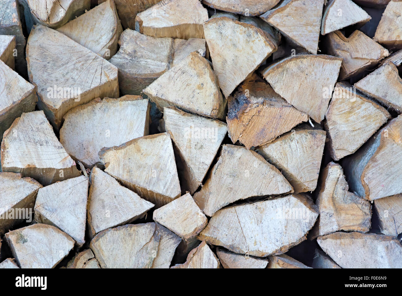 Sullo sfondo di una pila di legna da ardere da vicino. Un trito di legno. Foto Stock