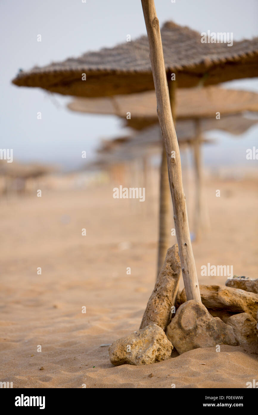 Ombrellone in una giornata di sole e di mare in background. Essaouira. Il Marocco Foto Stock