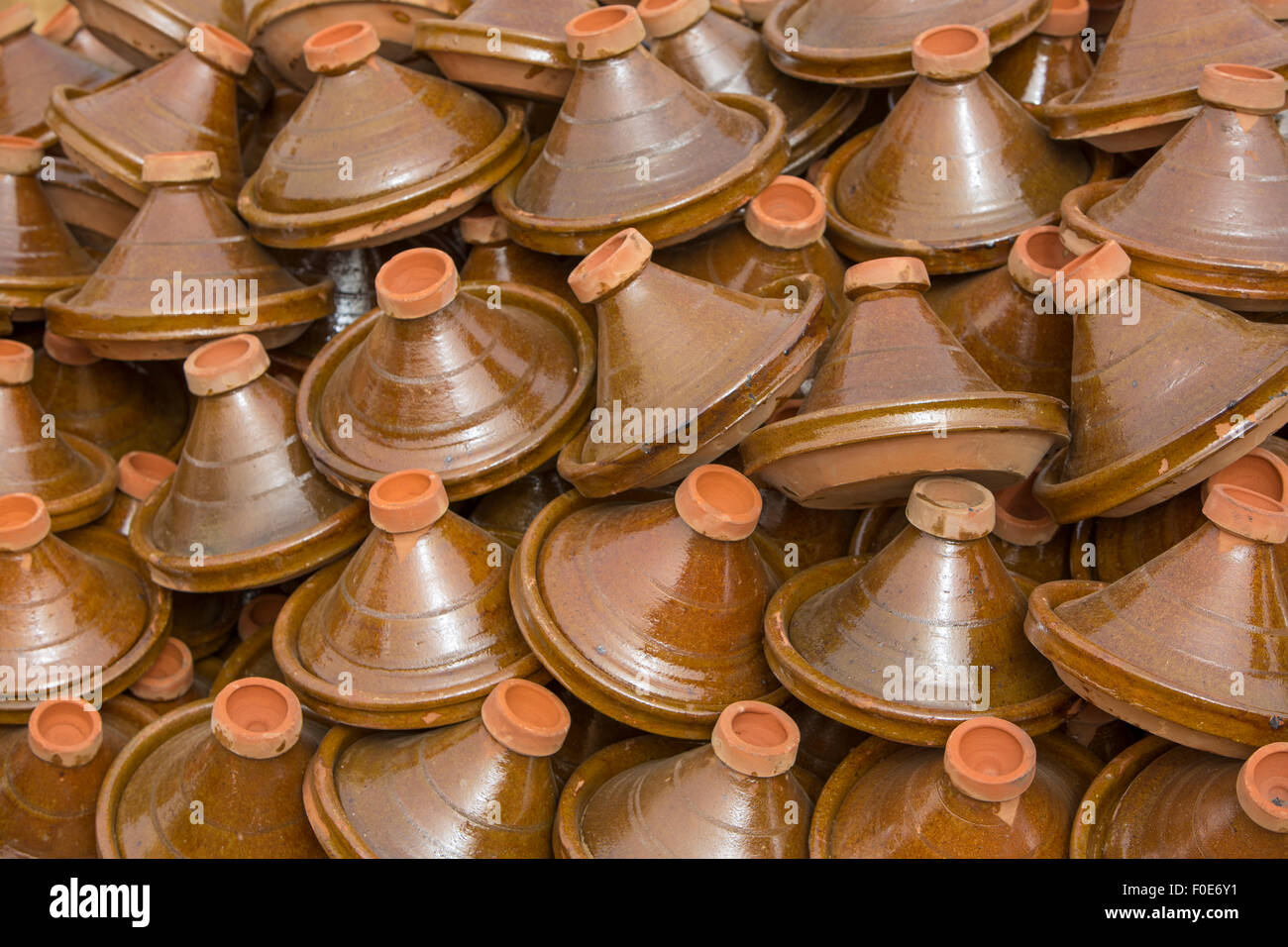 Selezione di marrone tajines marocchine (tradizionali piatti casseruola) trovata al mercato Foto Stock