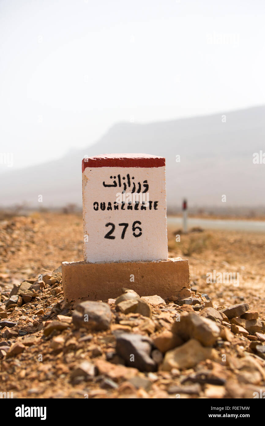 Ouarzazate 276 chilometri - strada segno indicatore di distanza sulla strada di Ouarzazate con sfondo sfocato, Marocco Foto Stock