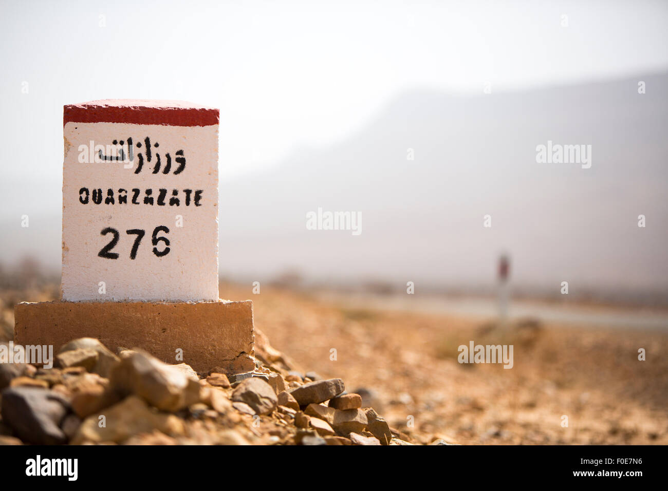 Ouarzazate 276 chilometri - strada segno indicatore di distanza sulla strada di Ouarzazate con sfondo sfocato, Marocco Foto Stock