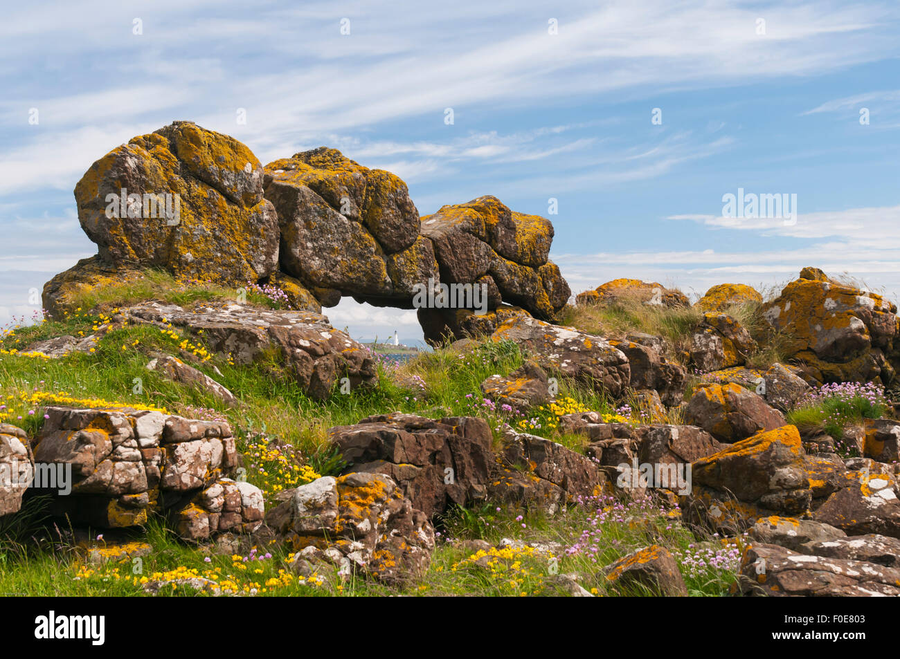 Pladda Island Lighthouse in distanza, visto attraverso un foro nella roccia a Kildonan, isola di Arran in Scozia. Foto Stock