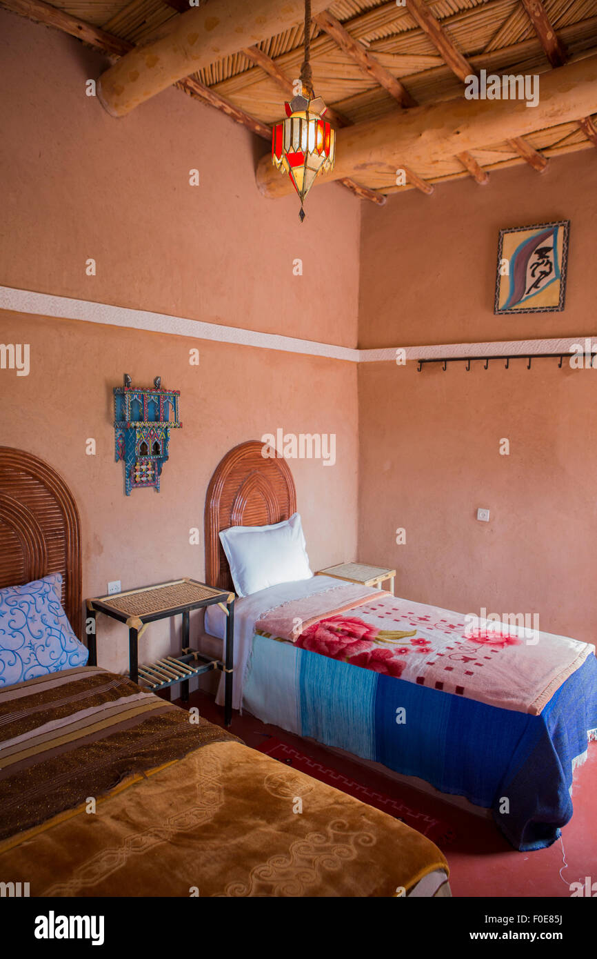 Tessuti dai colori vivaci e tappeti tradizionali in classico interno marocchino. Foto Stock