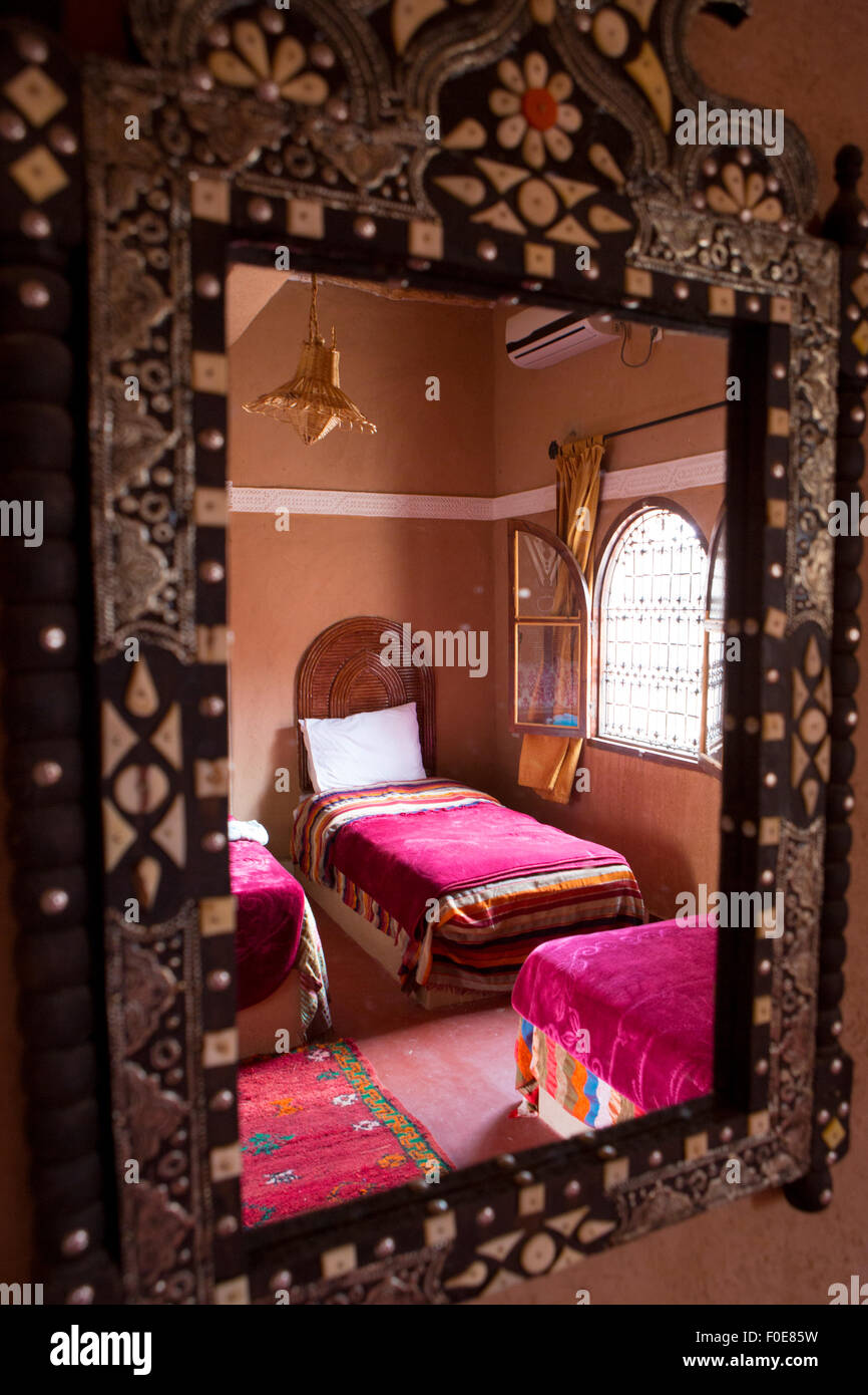 Classico interno marocchino si riflette nel vecchio specchio. Il Marocco Foto Stock