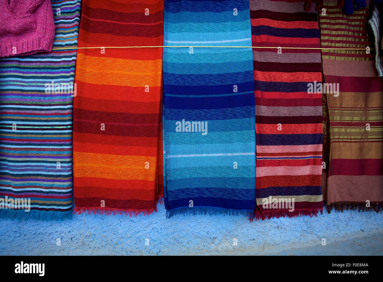 Tappeti e tessuti nel souk di Marrakech, cultura berbera, Marocco Foto Stock