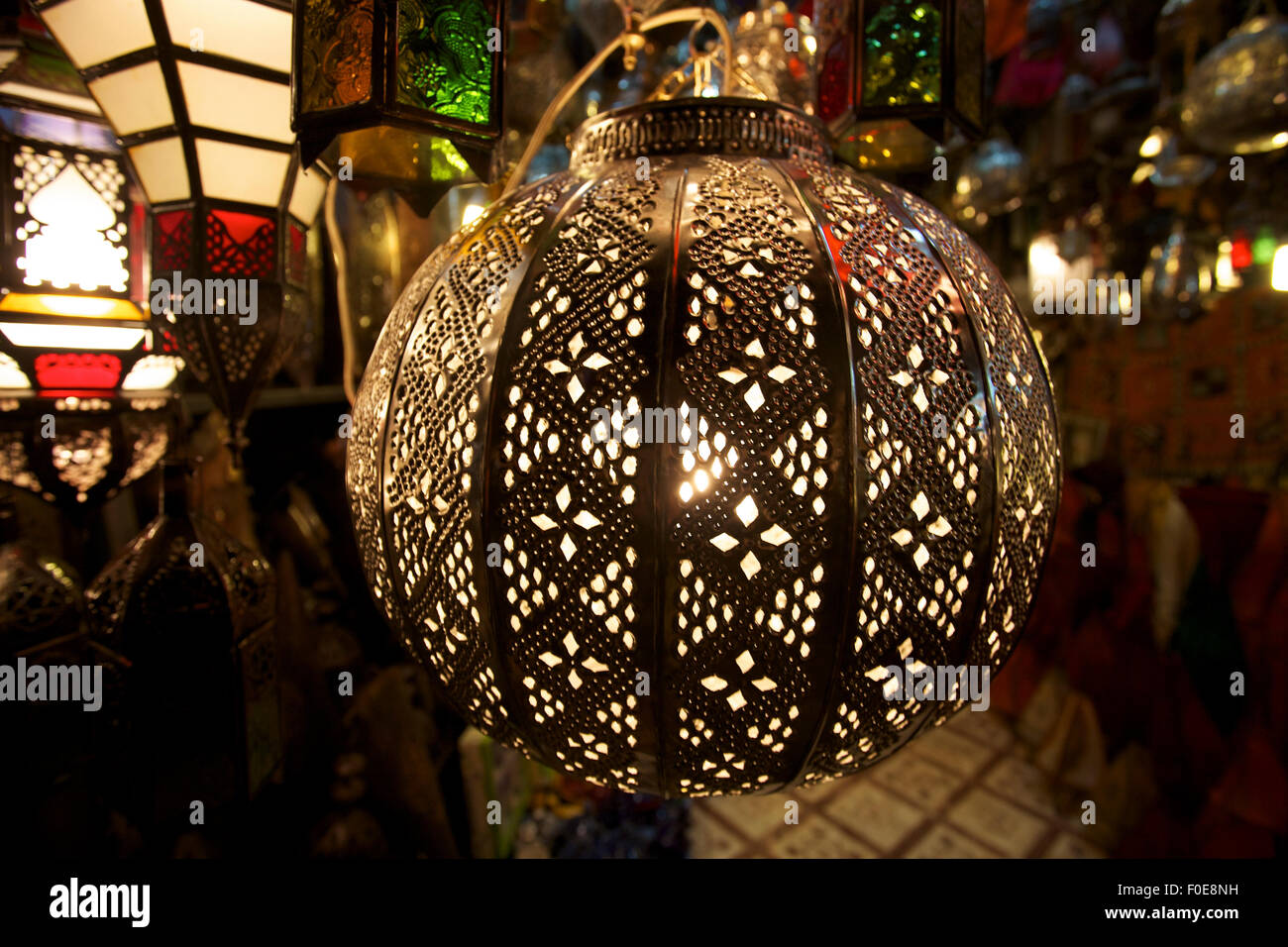 Massa colorate lampade in MARRAKECH - Marocco. Foto Stock