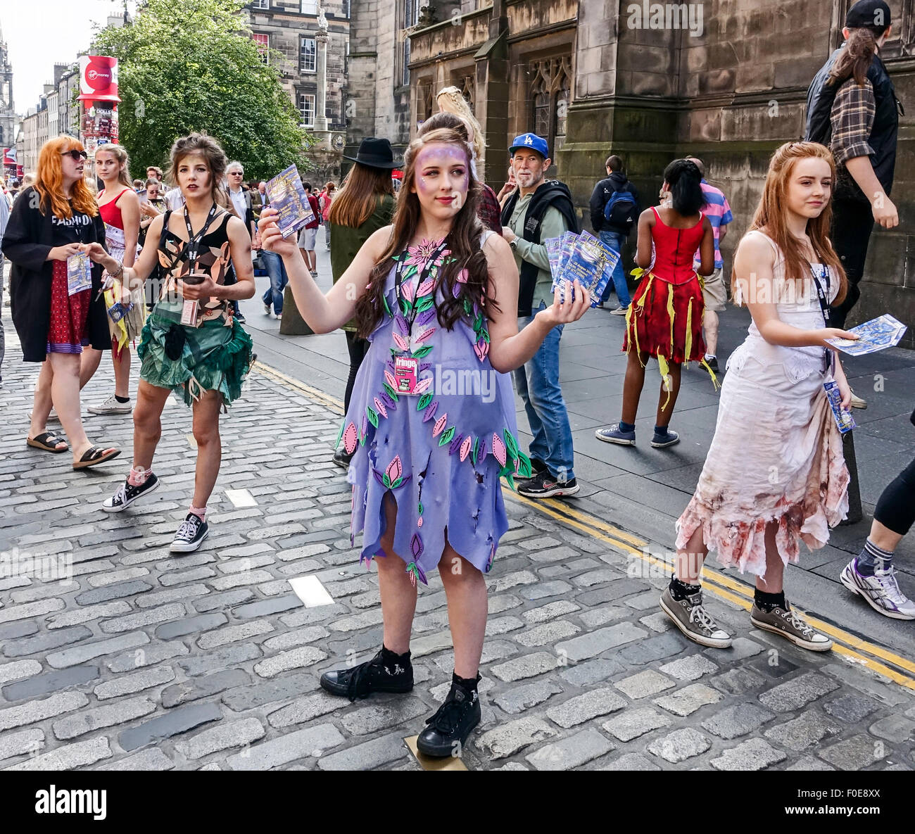 Artisti e Musicisti a promuovere i loro spettacoli al Festival di Edimburgo Fringe 2015 nel Royal Mile di Edimburgo in Scozia Foto Stock