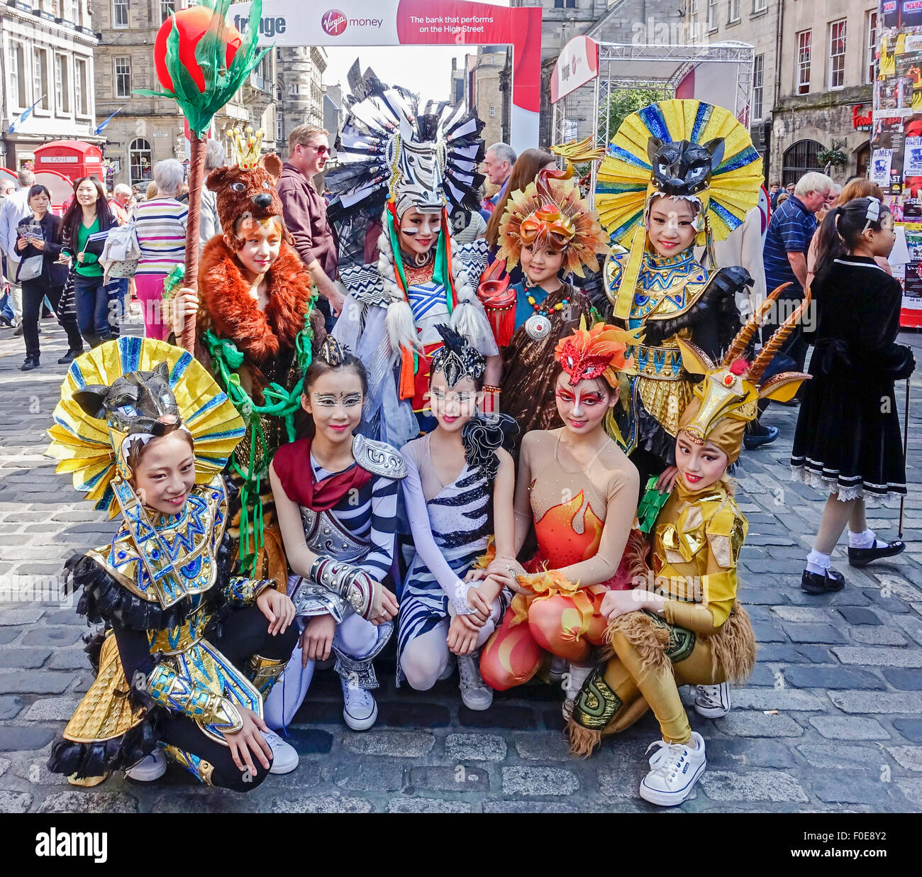 Artisti e Musicisti a promuovere i loro spettacoli al Festival di Edimburgo Fringe 2015 nel Royal Mile di Edimburgo in Scozia Foto Stock