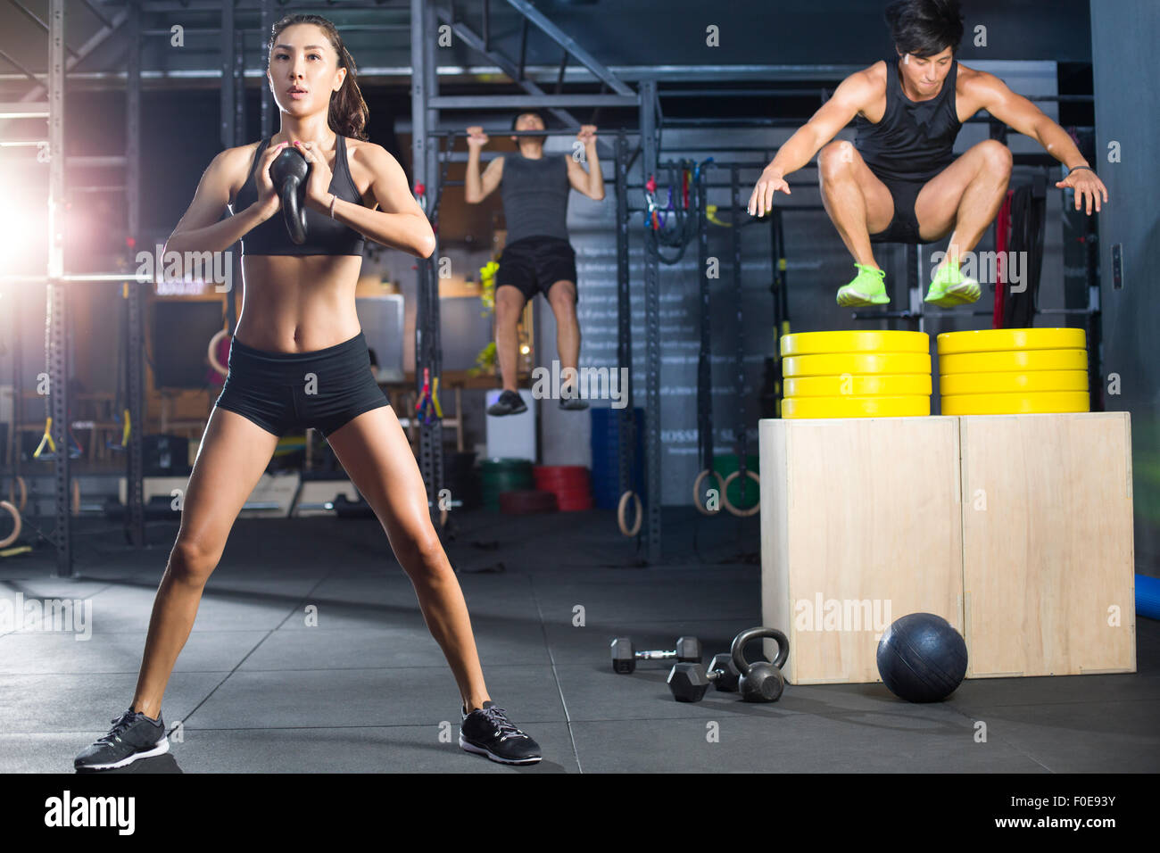 I giovani atleti praticanti crossfit in palestra Foto Stock