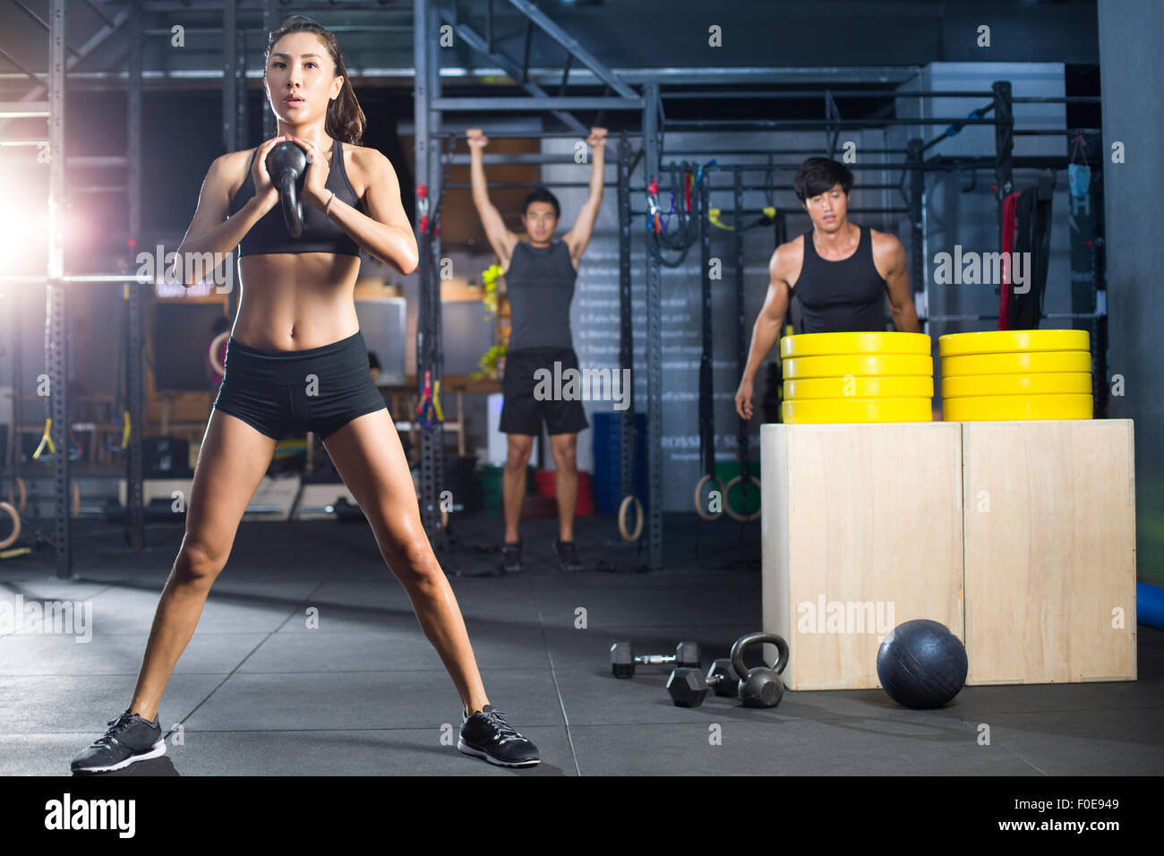 I giovani atleti praticanti crossfit in palestra Foto Stock