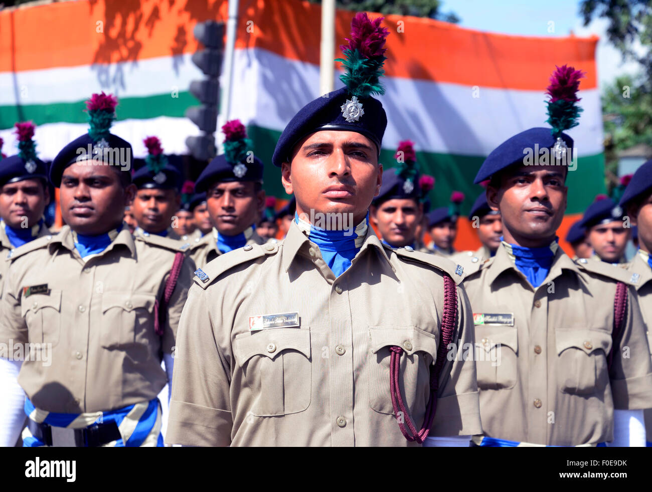 Kolkata, India. 13 Ago, 2015. Forze armate, di polizia uomini, studenti e artisti da tutto il Bengala Occidentale sono impegnati per una piena prova generale per il giorno di indipendenza di Red road. Chou artista da Purulia eseguire Chou danza in rosso su strada. © Saikat Paolo/Pacific Press/Alamy Live News Foto Stock