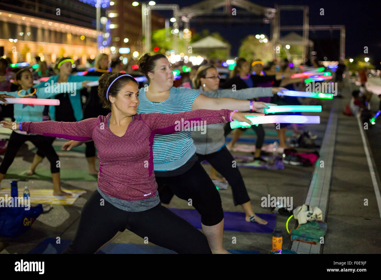 Detroit, Michigan - un 'moonlight yoga' di classe a GM Plaza on the Detroit Riverwalk. Foto Stock