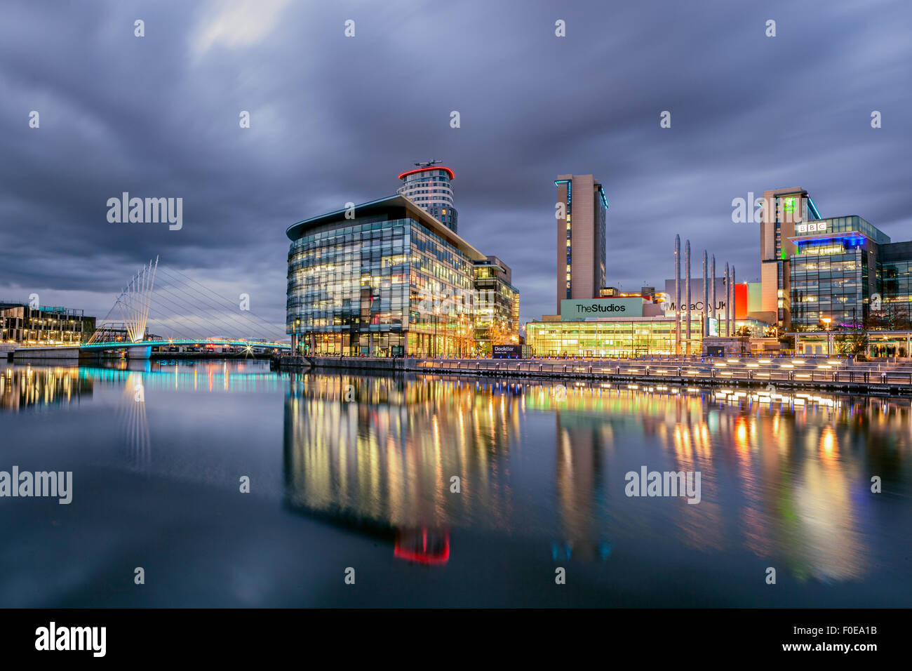 BBC media city a Salford Quays , Manchester Inghilterra. Vista panoramica di moderni edifici al crepuscolo. Foto Stock