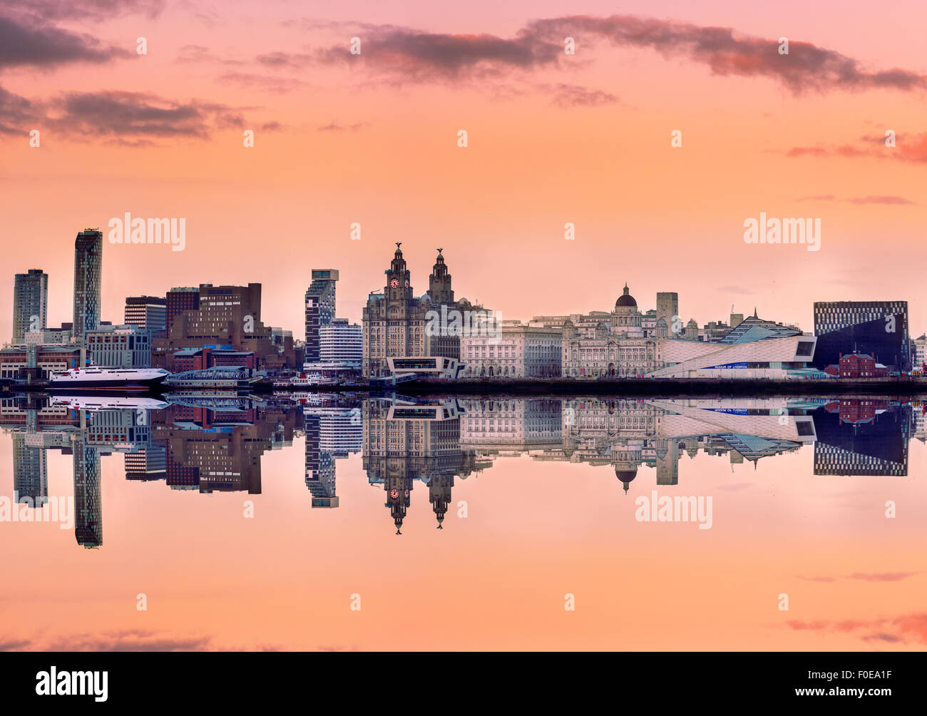 Liverpool skyline con una vista panoramica di tutti i famosi punti di riferimento sulla riva del fiume Mersey. Foto Stock