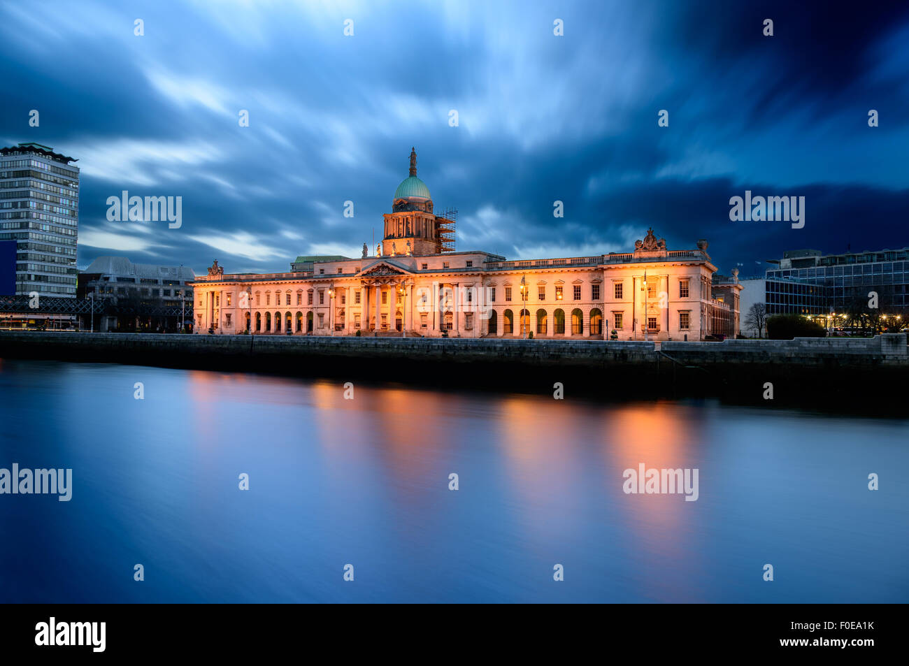 Custom House è un edificio del governo di Dublino Irlanda situato sulle rive del fiume Liffey. Foto Stock