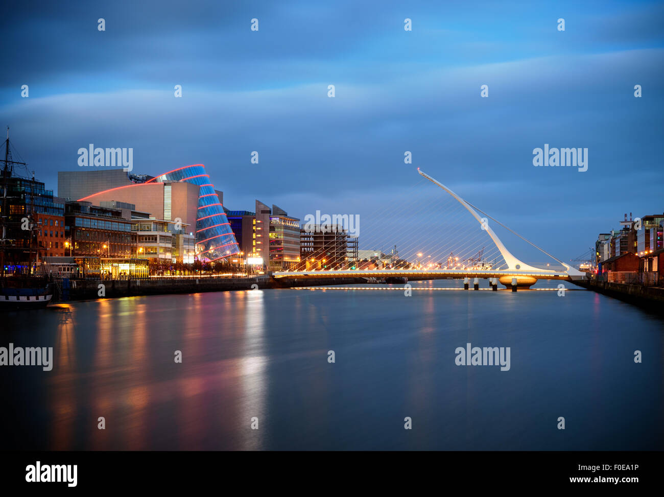 Samuel Beckett Bridge è un cavo-alloggiato bridge a Dublino, si unisce a Sir John Rogerson's Quay sul lato sud del fiume Liffey Foto Stock