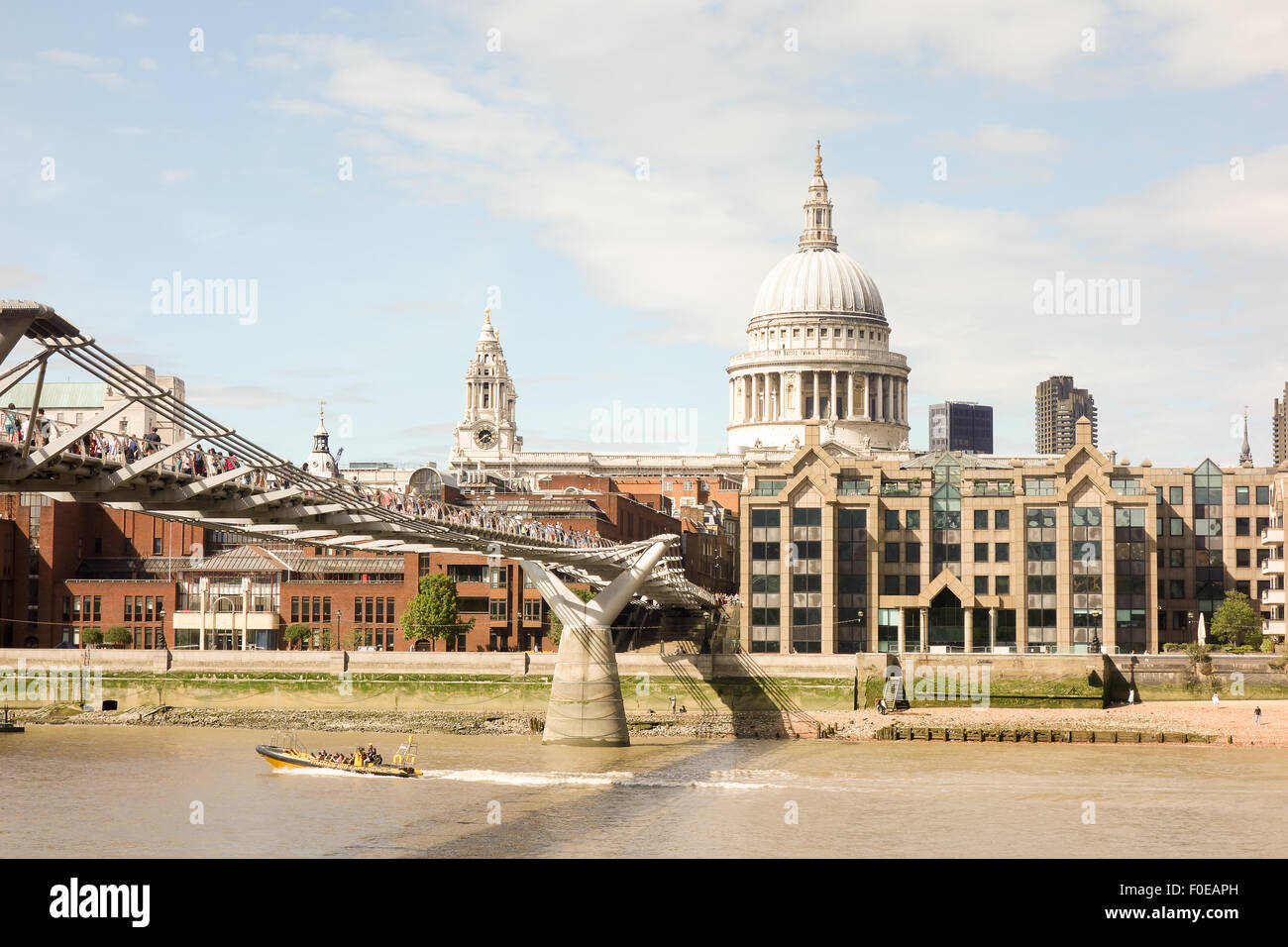 St Pauls Cathedral' affacciato sul Millennium Bridge di Londra Centrale. Foto Stock