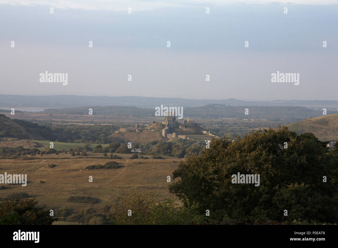 Corfe Castle affiancato da East Hill e West Hill Il Purbeck Hills il Isle of Purbeck Dorset Inghilterra Foto Stock