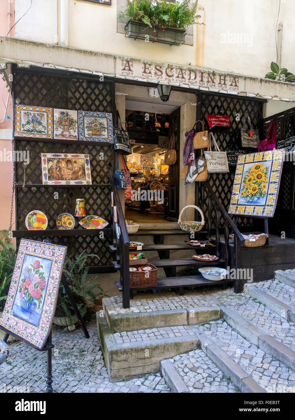 SINTRA, PORTOGALLO - 07 MARZO 2015: Grazioso negozio di articoli da regalo a Sintra, Portogallo Foto Stock