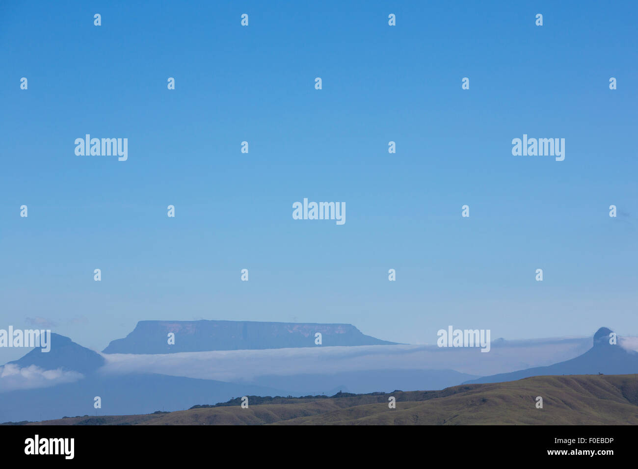 Il bianco delle nuvole in cielo blu sulla table-top montagne chiamato Tepui in Gran Sabana Guayana Highlands, Venezuela, Sud America. Anche Foto Stock