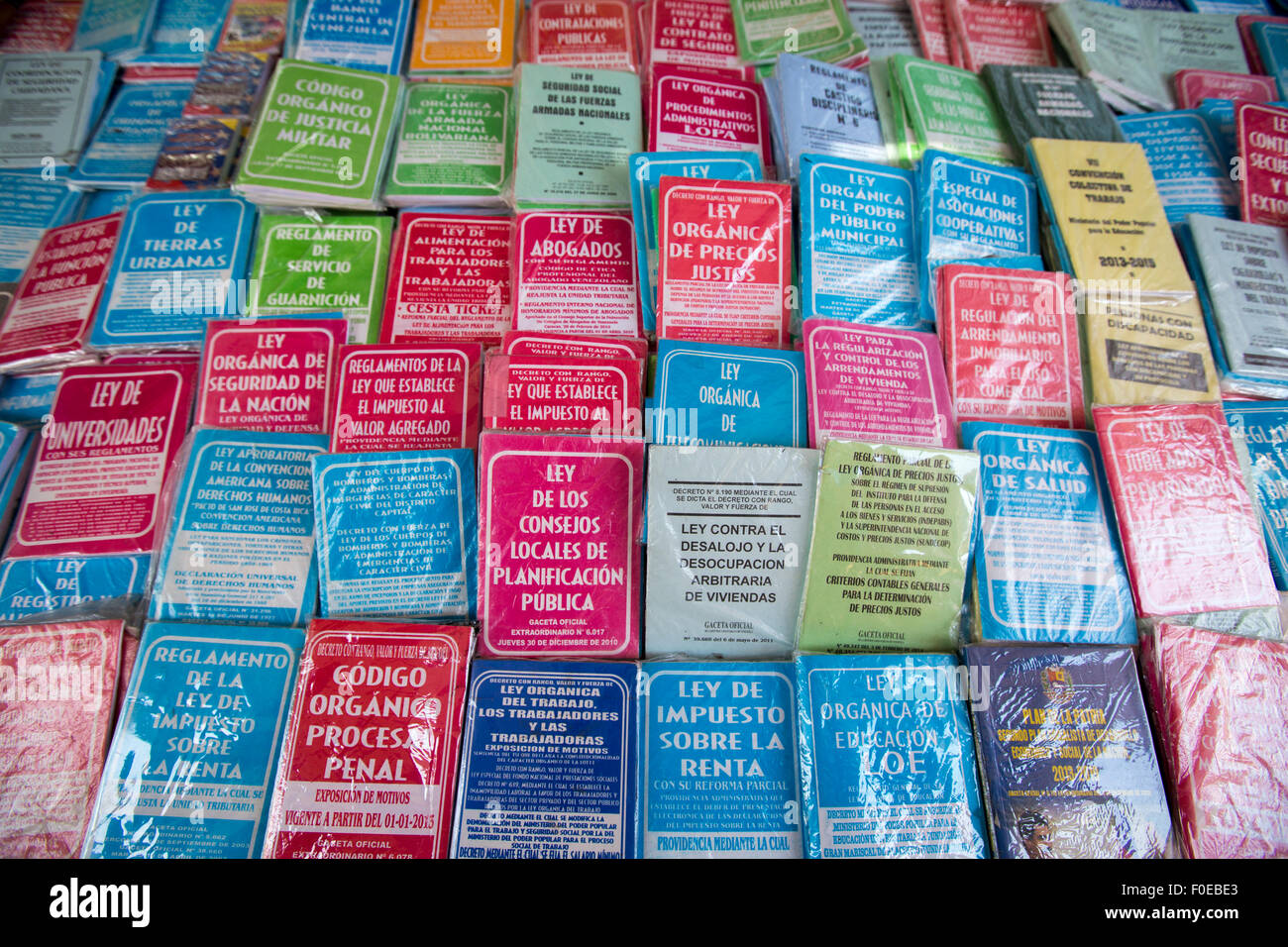 Sfondo colorato di libri allineati in fila su diverse questioni e argomenti. Ciudad Bolivar. Venezuela 2015 Foto Stock