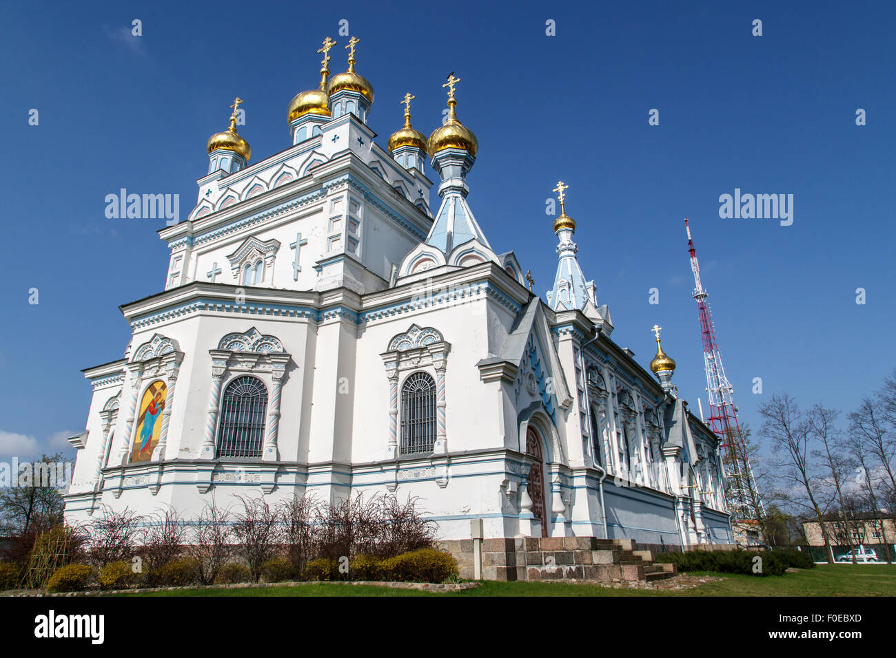 DOUGAVPILS, Lettonia - 28 Aprile 2015 : vista laterale di ortodossi Ss Boris e Gleb cattedrale in Dougavpils, Lettonia. Foto Stock