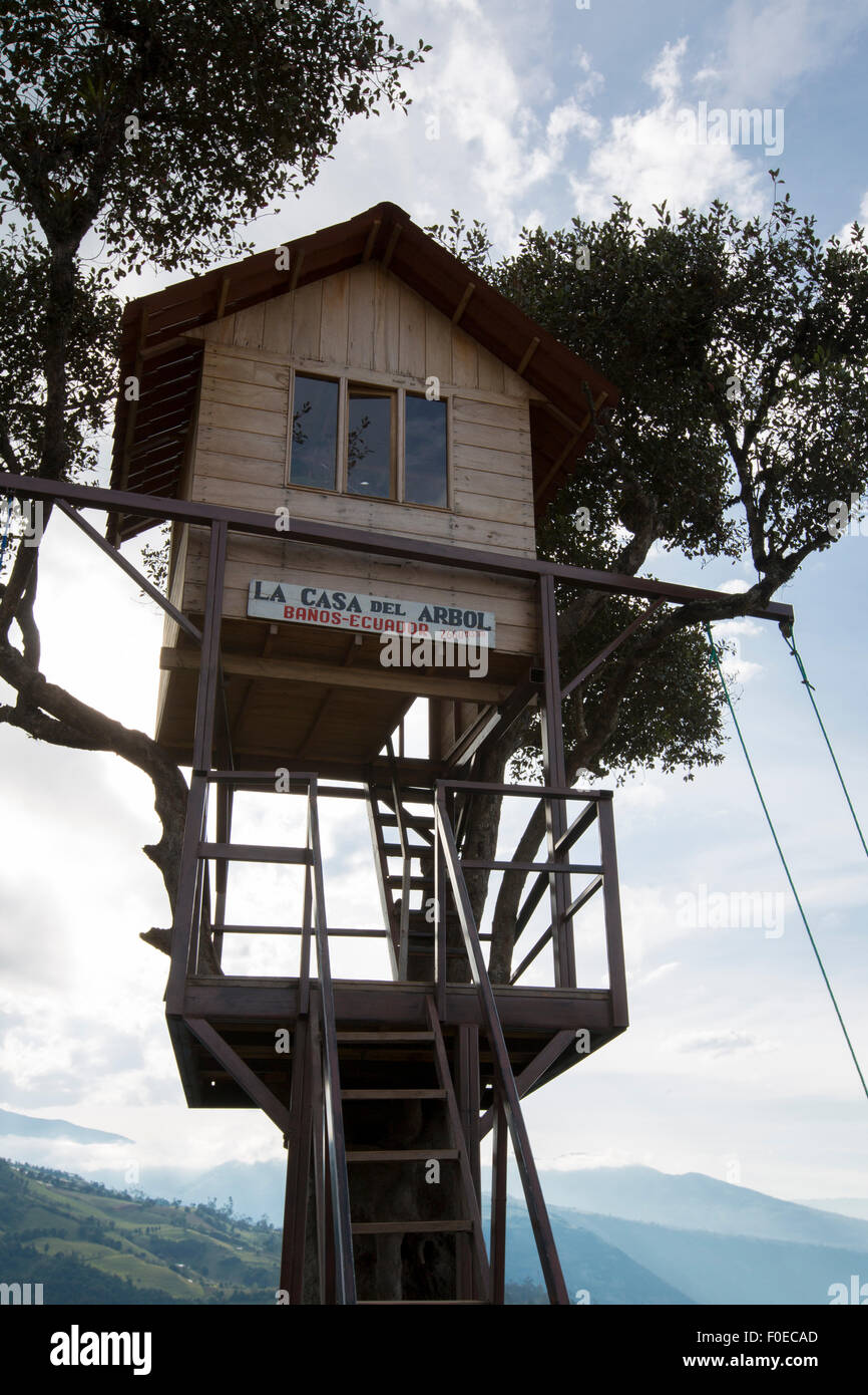 Casa in legno costruire in un albero con una spettacolare vista sul vulcano e Banos che è la capitale dell'avventura dell'Ecuador. Foto Stock