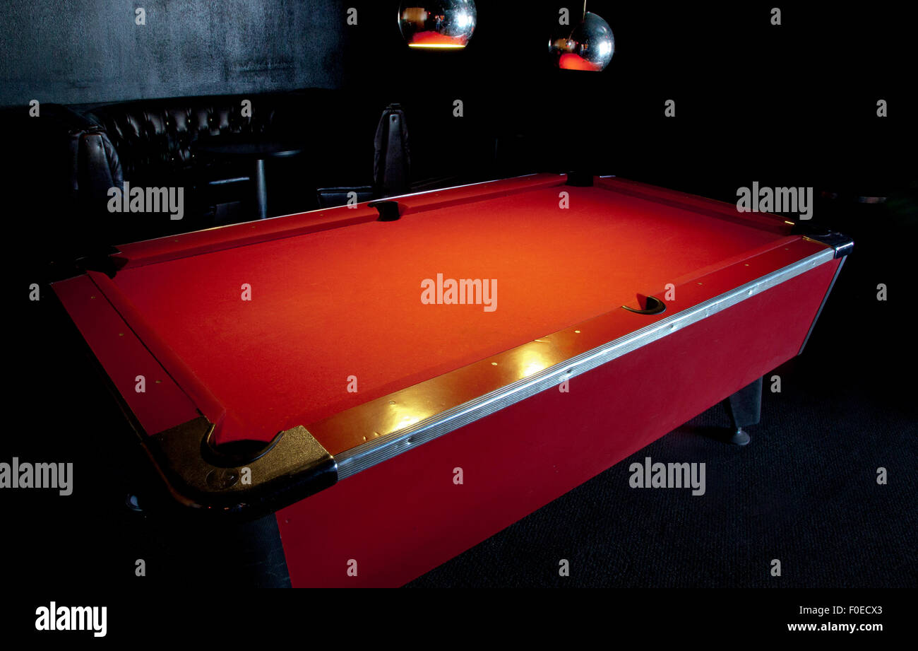 Piscina rosso tavolo da biliardo in dark rock club, 2015 Foto Stock
