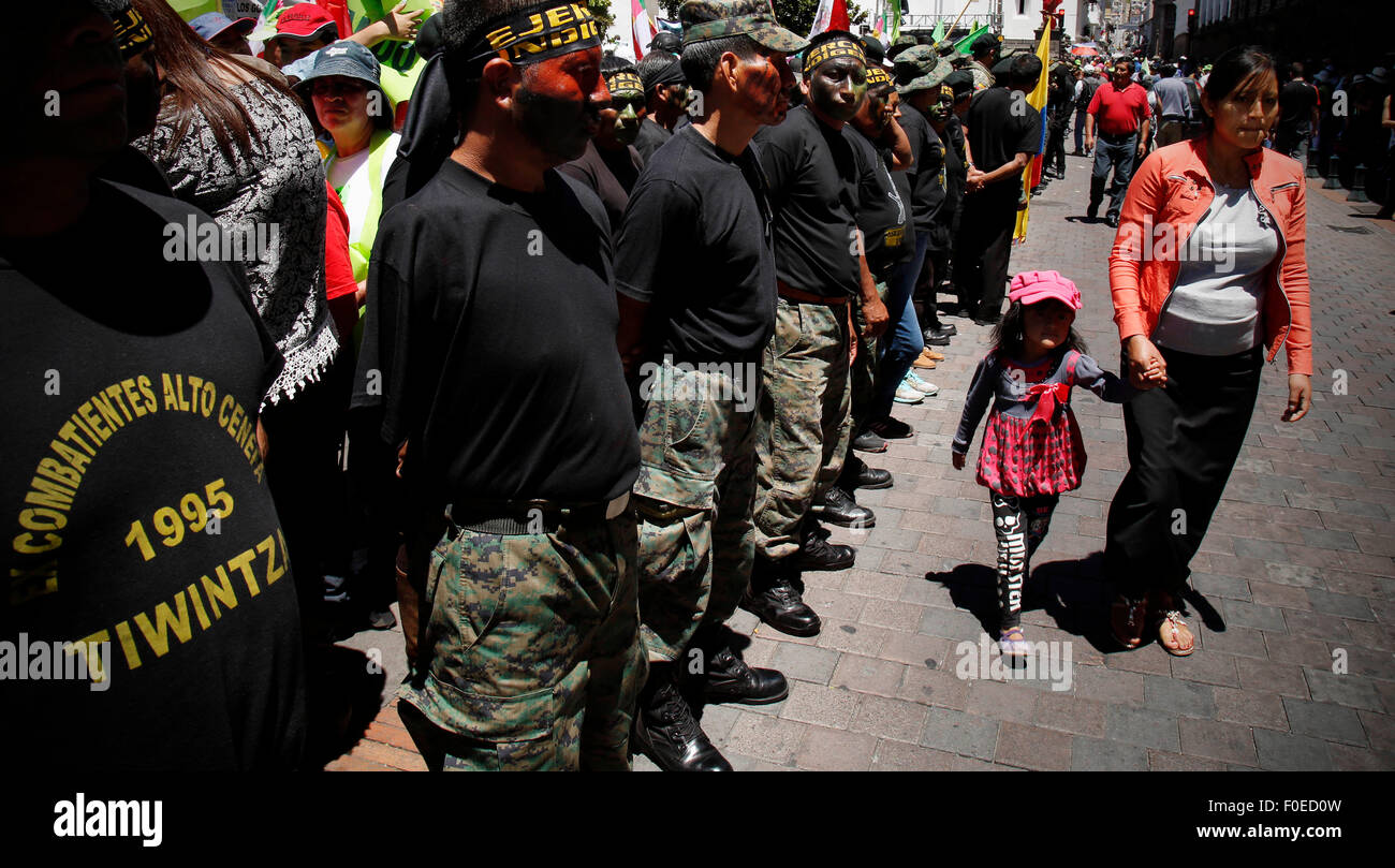 Quito, Ecuador. 13 Ago, 2015. I membri dell'esercito indigeno guardia di fronte al Palazzo Carondelet a sostegno del Presidente ecuadoriano Rafael Correa, durante lo sciopero nazionale a Quito, capitale dell'Ecuador, su agosto 13, 2015. Ecuador vive uno sciopero organizzato dall opposizione i gruppi indigeni e i raccordi sconvolto con il Presidente Rafael Correa. Credito: Santiago Armas/Xinhua/Alamy Live News Foto Stock