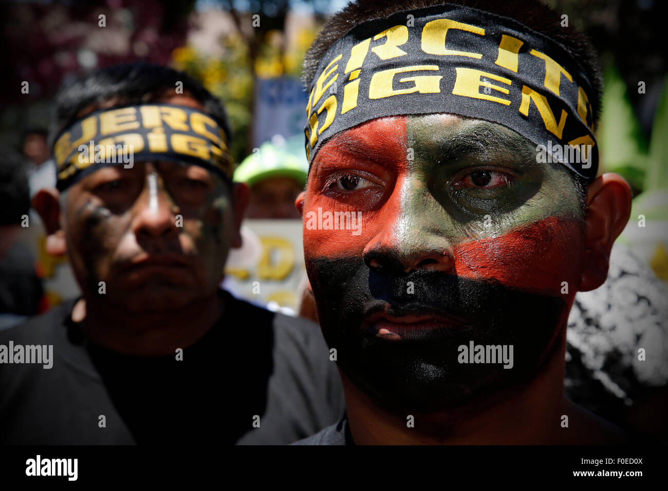 Quito, Ecuador. 13 Ago, 2015. I membri dell'esercito indigeno guardia di fronte al Palazzo Carondelet a sostegno del Presidente ecuadoriano Rafael Correa, durante lo sciopero nazionale a Quito, capitale dell'Ecuador, su agosto 13, 2015. Ecuador vive uno sciopero organizzato dall opposizione i gruppi indigeni e i raccordi sconvolto con il Presidente Rafael Correa. Credito: Santiago Armas/Xinhua/Alamy Live News Foto Stock