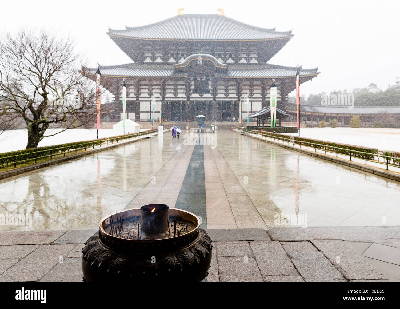 Vista del Daibutsu-den (Grande Buddha Hall) di Tempio di Todai-ji tempio Buddista complessi mentre la neve cade, Nara, Giappone Foto Stock
