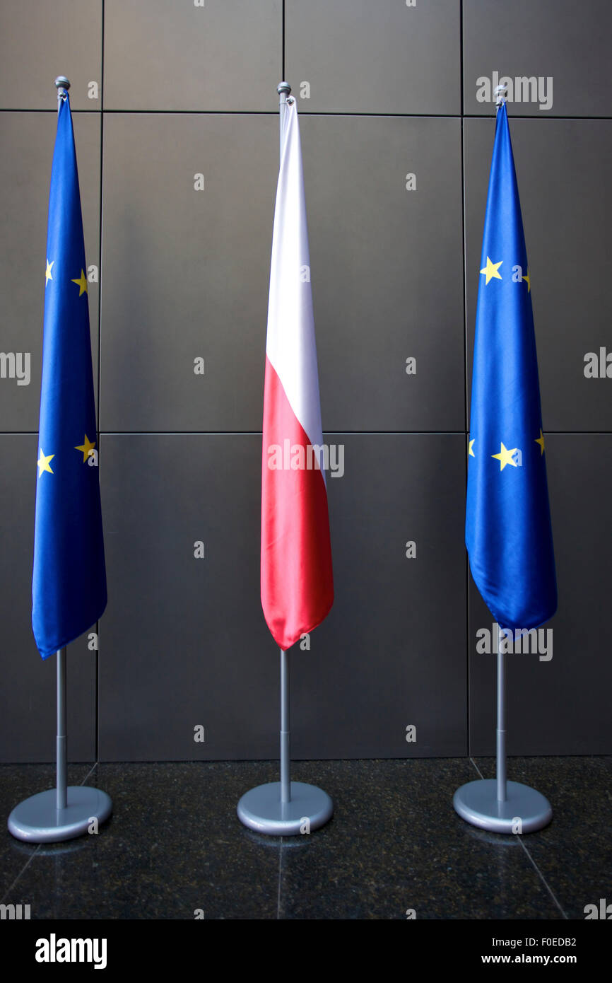 Europa e bandiere polacche flottante in una conferenza europea in Polonia con sfondo neutro Foto Stock