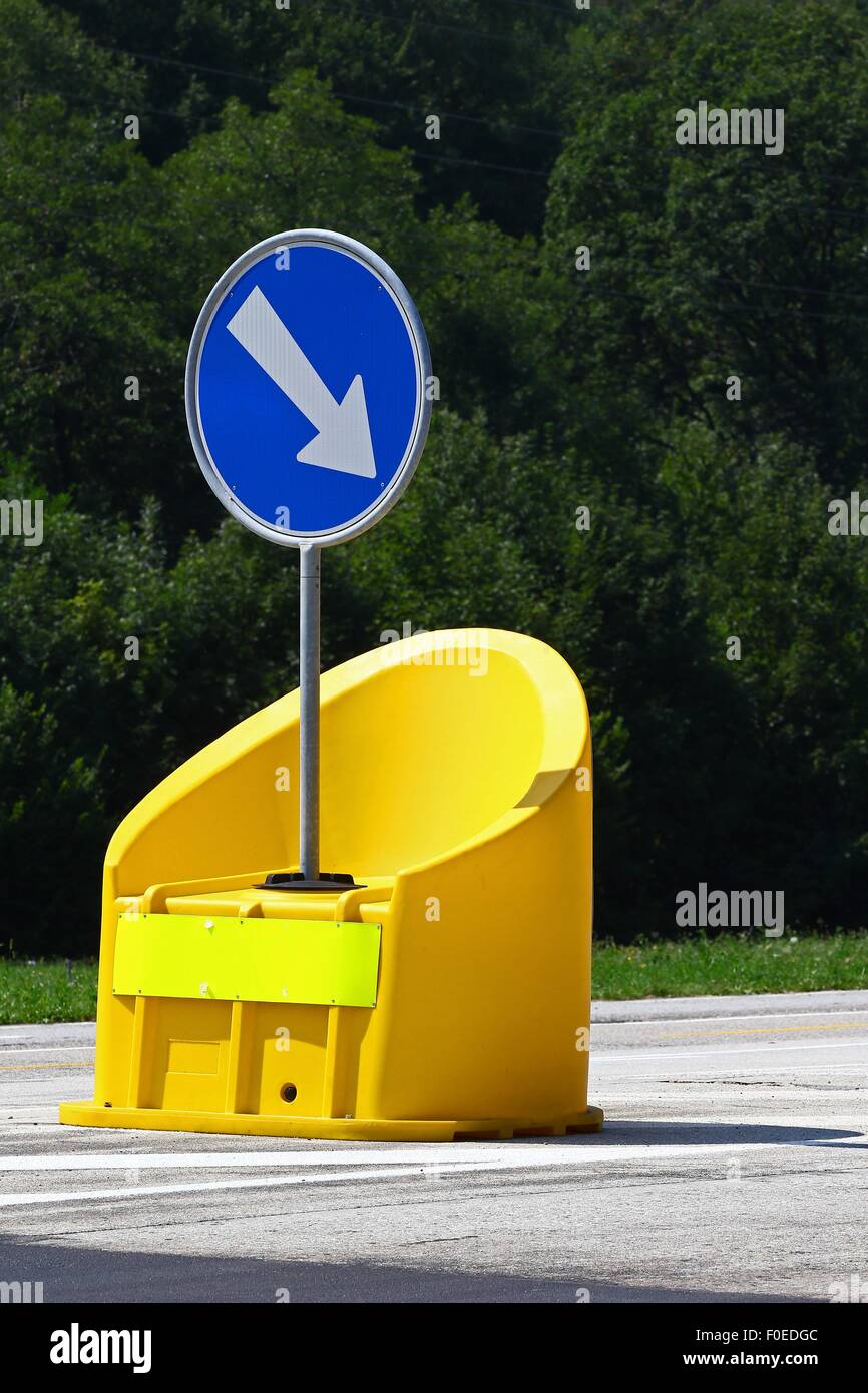 Ostacolo cartello stradale con paraurti giallo Foto Stock