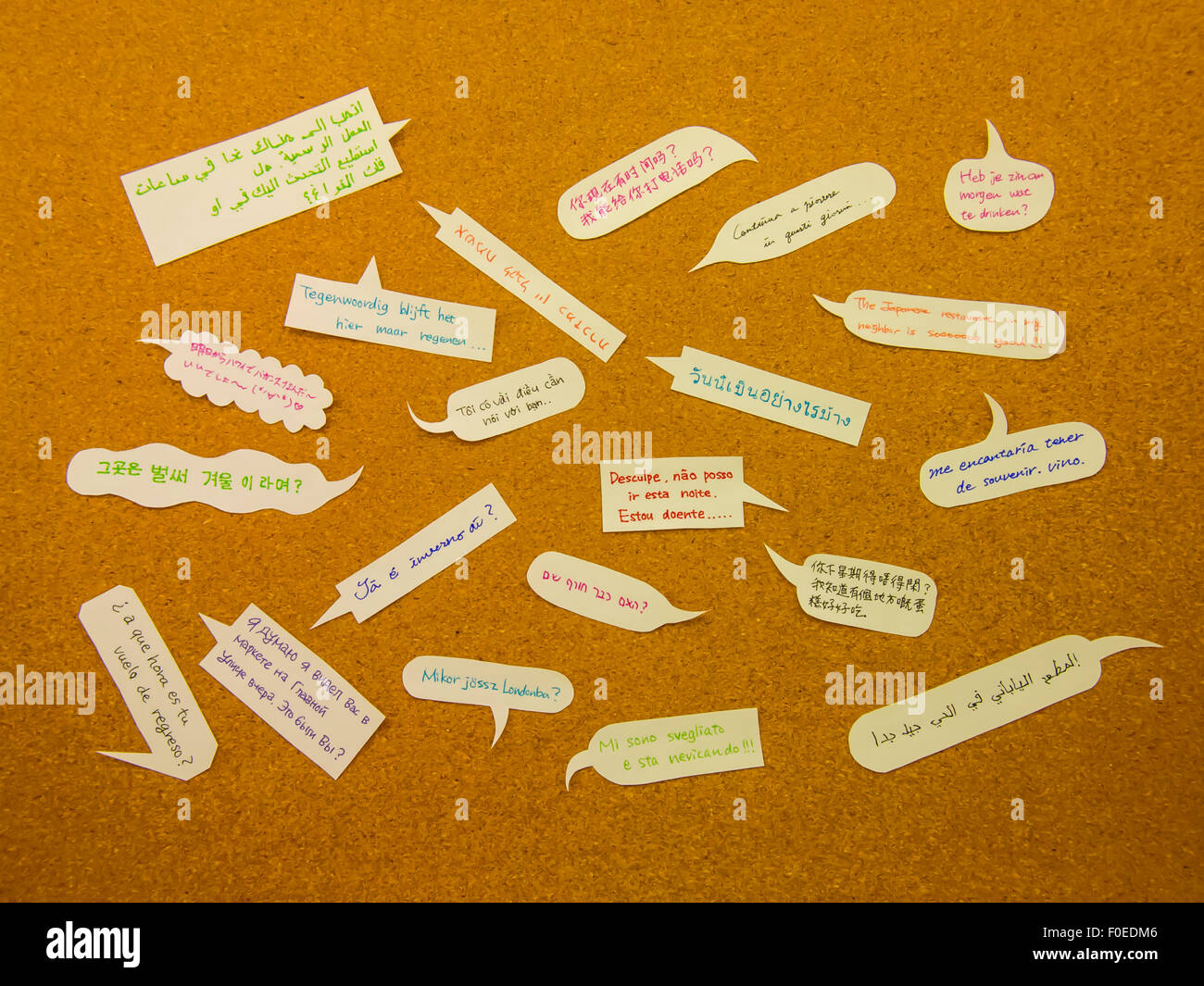 Avendo un hun conversazione tra gli amici internazionali. Foto Stock