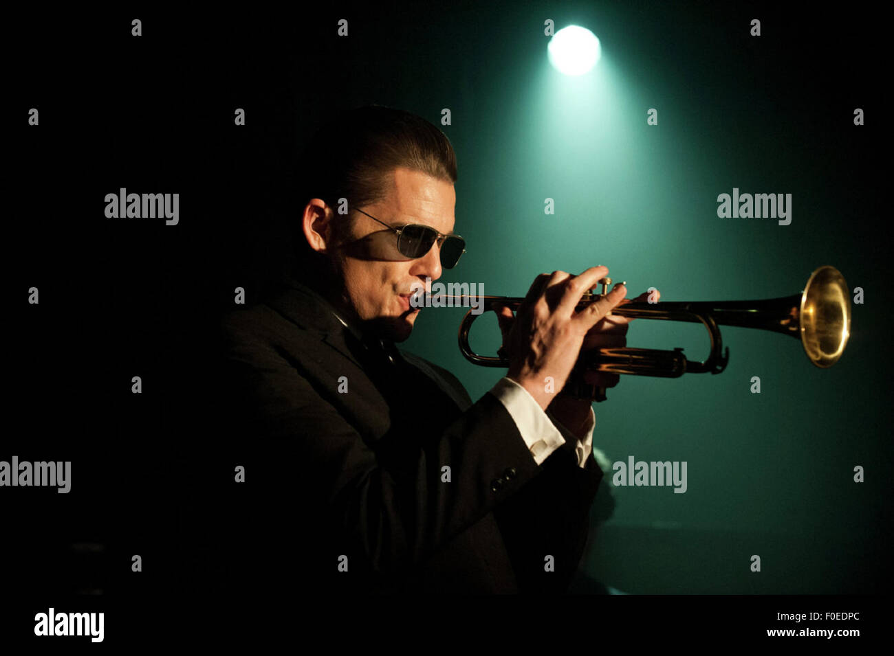 Nato per essere il blu è un imminente dramma canadese film diretto da Robert Budreau. tival. Il film è un biopic di American musicista jazz Chet Baker. Questa fotografia è per il solo uso editoriale ed è il copyright del film company e/o il fotografo assegnato dal film o società di produzione e può essere riprodotto solo da pubblicazioni in congiunzione con la promozione del film di cui sopra. Un credito per il film company è richiesto. Il fotografo deve anche essere accreditato quando noto. Foto Stock