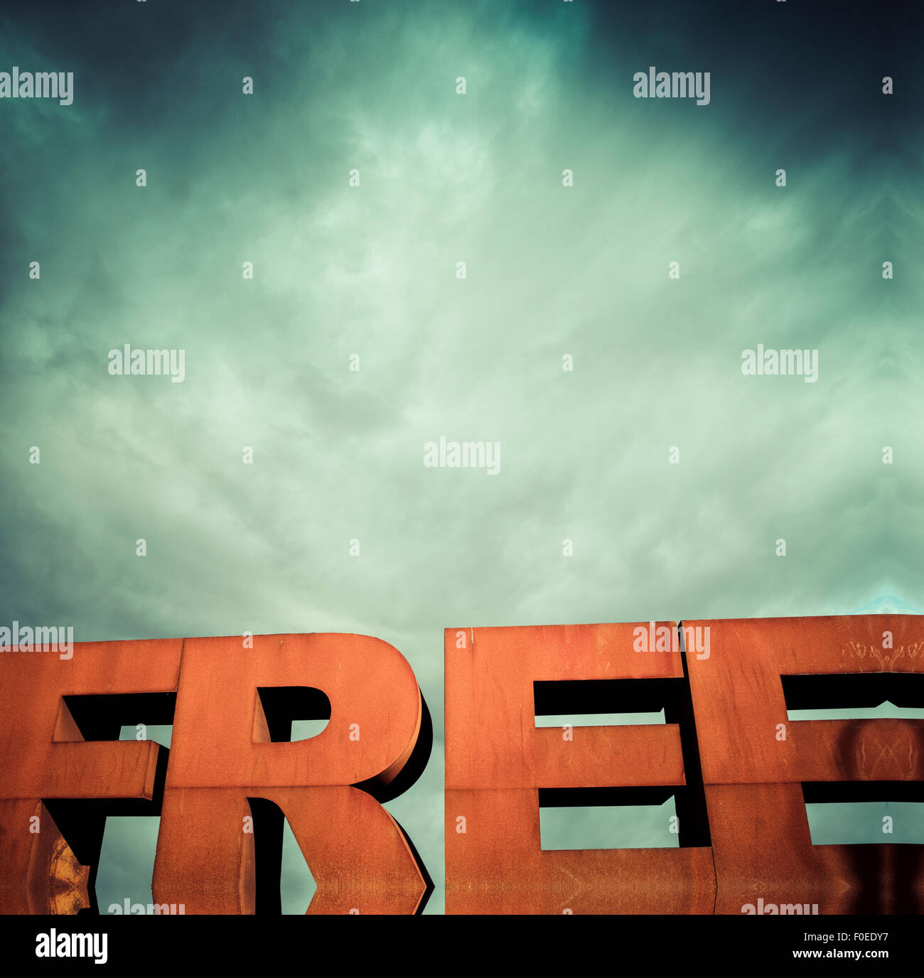 Isolato singola parola libera da lettere volumetrica con un cielo drammatico in background Foto Stock