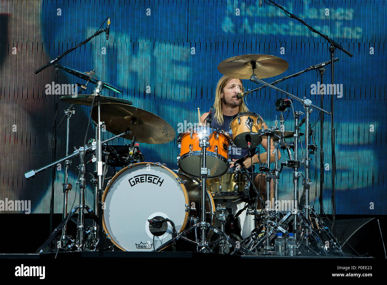 Foo Fighters frontman Dave Grohl ferisce la sua gamba mentre si esegue a Göteborg. Grohl si era affrettato ad un ospedale ma restituito a meno di un'ora più tardi per finire lo spettacolo mentre è seduto in una sedia a rotelle e con la sua gamba in un cast. Dotato di: Taylor Hawkins, Foo Fighters dove: Gothenburg, Svezia quando: 12 Giu 2015 Foto Stock