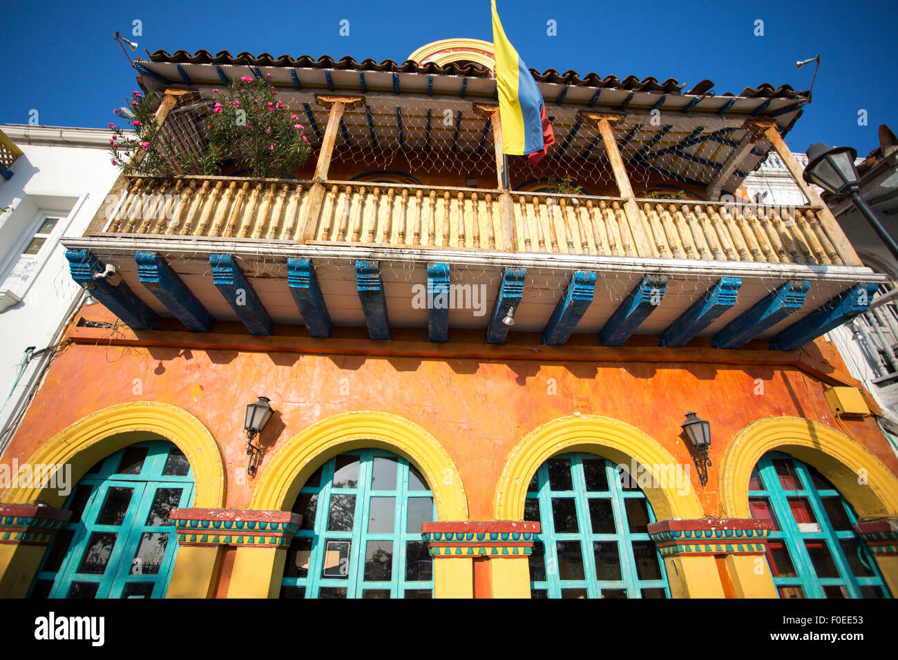 Bandiera colombiana e spagnolo casa coloniale. Cartagena de Indias, della Colombia zona dei Caraibi. Foto Stock