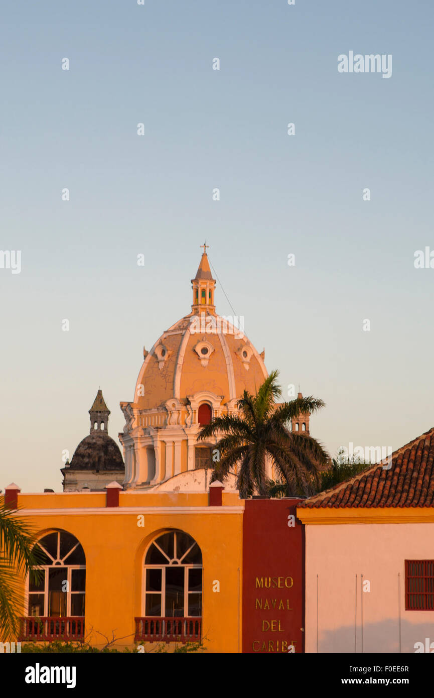 Museo Navale e la cupola di San Pedro claver chiesa, Cartagena. Colombia 2014. Foto Stock