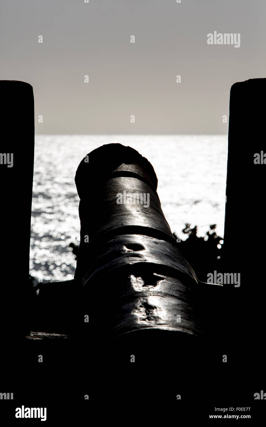 Silhouette di una Canon a Cartagena con il Mar dei Caraibi in background, Colombia 2014. Foto Stock