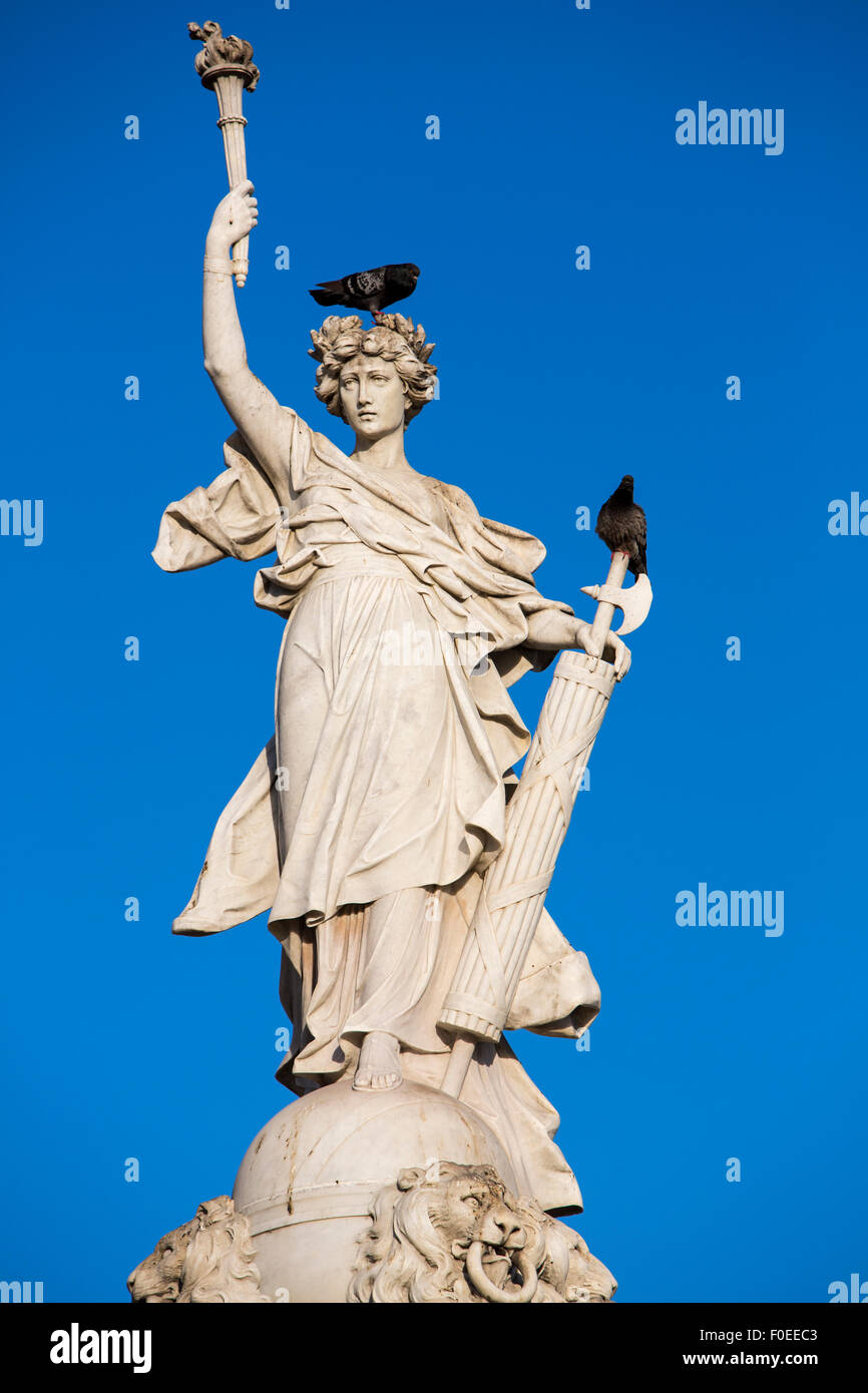 Scultura e degli uccelli con cielo blu a Cartagena, Colombia 2014. Foto Stock