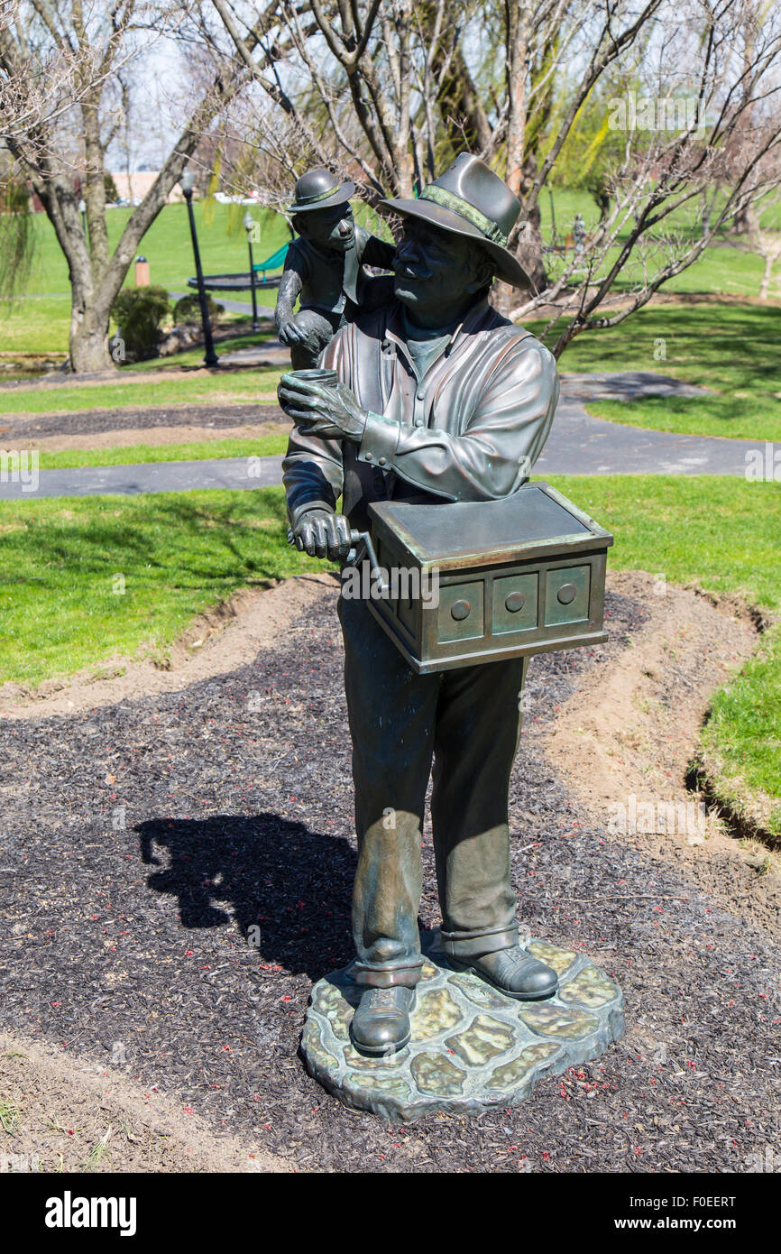 Monkey grinder la scultura a un parco suburbano noto come Greenfield vicino a Lancaster, PA. Foto Stock