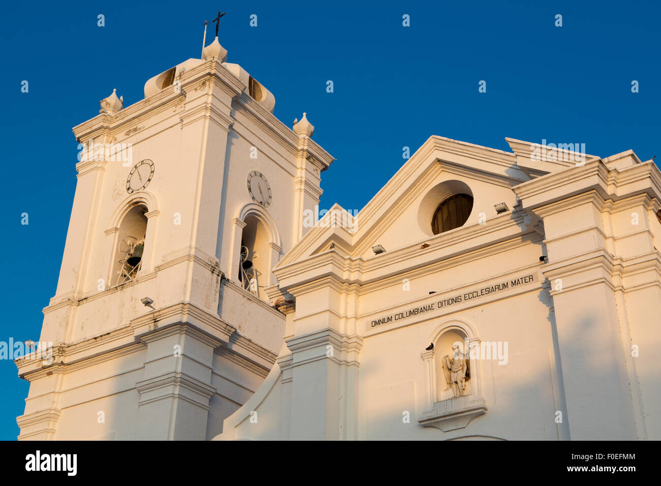 Il blu e il cielo limpido con la bianca cattedrale di Santa Marta, Colombia Foto Stock