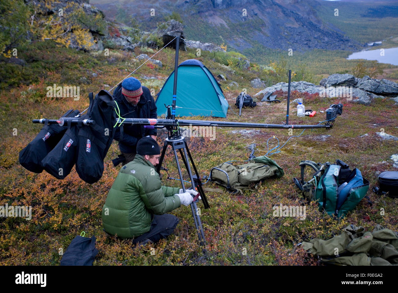 Troupe dal film Gulo impostazione di gru per catturare, Sarek National Park, Laponia World Heritage Site, Lapponia, Svezia, Settembre 2008 Foto Stock